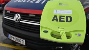 Die Polizisten waren mit einem Defibrillator zur Stelle. (Symbolbild)