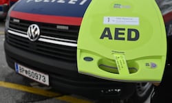 Die Polizisten waren mit einem Defibrillator zur Stelle. (Symbolbild)