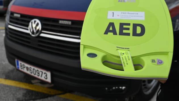 Die Polizisten waren mit einem Defibrillator zur Stelle. (Symbolbild)