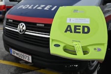 Die Polizisten waren mit einem Defibrillator zur Stelle. (Symbolbild)