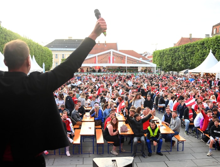 Mitfiebernde Österreicher am Neuen Platz in Klagenfurt