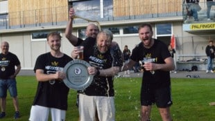 Trainer Felix Scharinger (Mitte) kassierte nach dem entscheidenden Spiel eine Bierdusche seiner ...