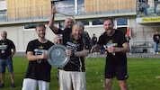 Trainer Felix Scharinger (Mitte) kassierte nach dem entscheidenden Spiel eine Bierdusche seiner ...