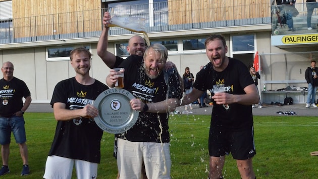 Trainer Felix Scharinger (Mitte) kassierte nach dem entscheidenden Spiel eine Bierdusche seiner ...