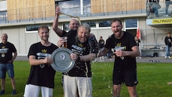 Trainer Felix Scharinger (Mitte) kassierte nach dem entscheidenden Spiel eine Bierdusche seiner ...