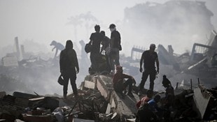 Unter den meterhohen Trümmerhaufen vernimmt man immer wieder Wimmern und Hilfeschreie.