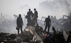 Unter den meterhohen Trümmerhaufen vernimmt man immer wieder Wimmern und Hilfeschreie.