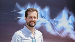 Bernhard Schubert vor einem seiner derzeit beim Foto-Festival in Baden ausgestellten Bilder