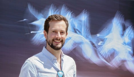 Bernhard Schubert vor einem seiner derzeit beim Foto-Festival in Baden ausgestellten Bilder