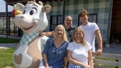 Eis-Greissler-Sohn Fabfox mit seinen Eltern Georg und Andrea Blochberger sowie Ö3-Moderatorin ...