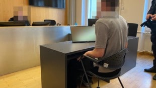 Der angeklagte russische Staatsbürger ist das Prozedere bei Gericht schon gewohnt.