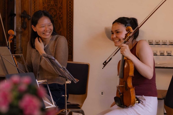 Zu den vertretenen Institutionen zählen unter anderem Juilliard, Eastman, Guildhall School, ...