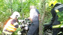 Die Feuerwehr musste das Bike aus dem Wald holen. 