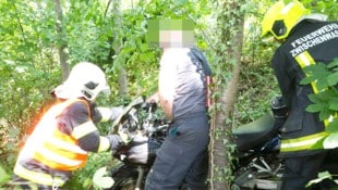 Die Feuerwehr musste das Bike aus dem Wald holen. 