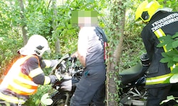 Die Feuerwehr musste das Bike aus dem Wald holen. 