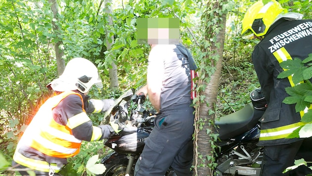 Die Feuerwehr musste das Bike aus dem Wald holen.