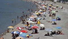 In Spanien, wie hier am Strand von La Herradura in Almunécar bekommen Österreicher mehr für ihr ...