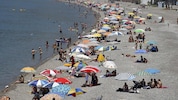 In Spanien, wie hier am Strand von La Herradura in Almunécar bekommen Österreicher mehr für ihr ...