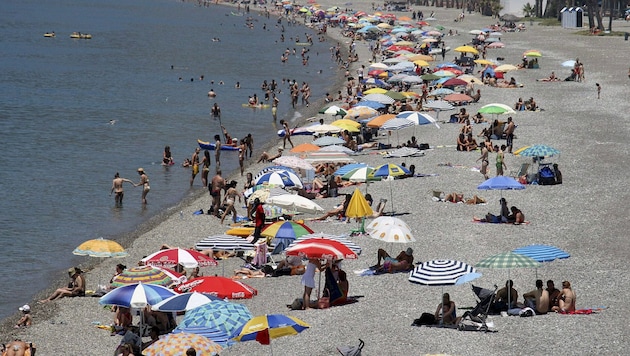 In Spanien, wie hier am Strand von La Herradura in Almunécar bekommen Österreicher mehr für ihr ...