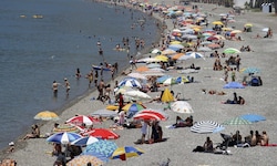 In Spanien, wie hier am Strand von La Herradura in Almunécar bekommen Österreicher mehr für ihr ...