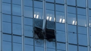 Schäden am Citic Tower nach dem Einschlag des Leichtflugzeugs