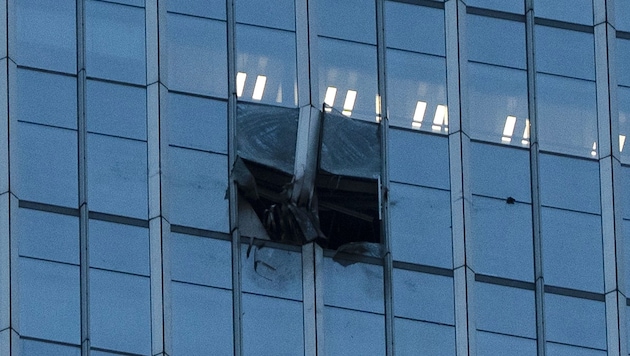 Schäden am Citic Tower nach dem Einschlag des Leichtflugzeugs