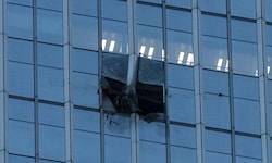 Schäden am Citic Tower nach dem Einschlag des Leichtflugzeugs