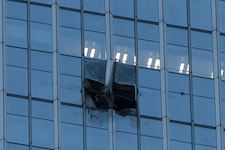 Schäden am Citic Tower nach dem Einschlag des Leichtflugzeugs