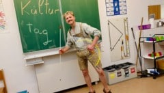 Willi Gablier „tanzt“ in der Schule an.