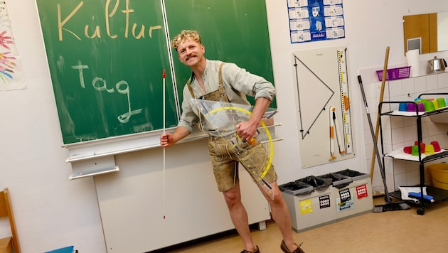 Willi Gablier „tanzt“ in der Schule an.