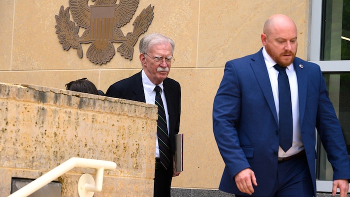 John Bolton verlässt das Gerichtsgebäude nach seinem Schuldeingeständnis.