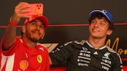 Lewis Hamilton und Kimi Antonelli: Hier lächelnd beim Foto, auf der Strecke bittere Rivalen.