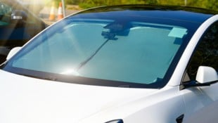 Das Kind wurde von einem Elternteil im Auto vergessen. (Symbolbild)
