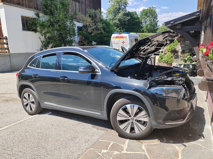 Das Fahrzeug ist erheblich beschädigt.