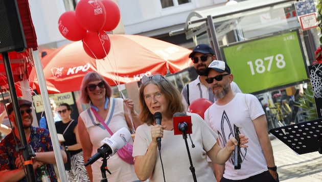 Elke Kahr legte ihre Rede zum Wahlkampfabschluss der KPÖ ob der Hitze kurz und prägnant an.