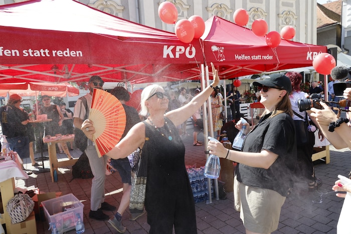 Jede Abkühlung war willkommen, auch Claudia Klimt- Weithaler, KPÖ-Landtagsklubobfrau, ließ sich ...