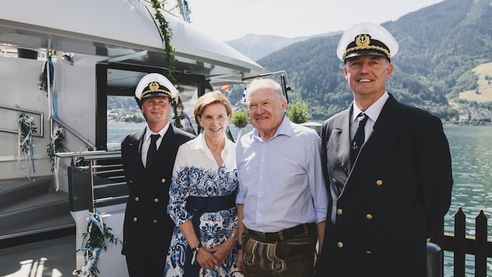 Kapitän Norbert Mayr, Schiffspatin und Landtagspräsidentin Brigitta Pallauf, ...