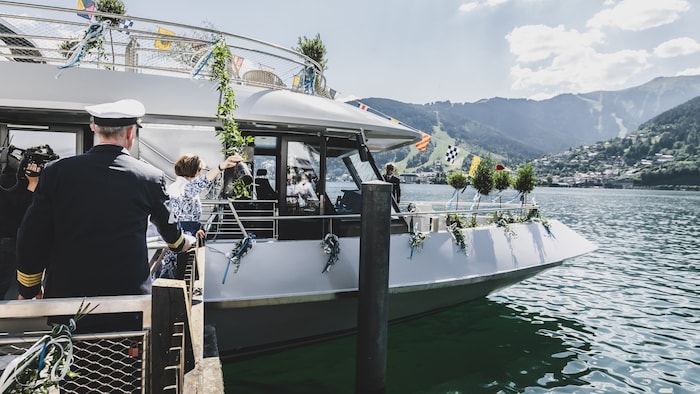 Feierlicher Moment: Schiffstaufe in Zell am See