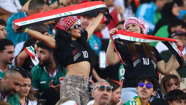 Irakische Fans im Stadion von Toronto gegen den Senegal.