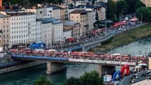 Heiß, heißer, Salzburger Stadtfest! Viele Besucher warteten auf den Abend. Das Fest zählte heuer ...