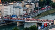 Heiß, heißer, Salzburger Stadtfest! Viele Besucher warteten auf den Abend. Das Fest zählte heuer ...