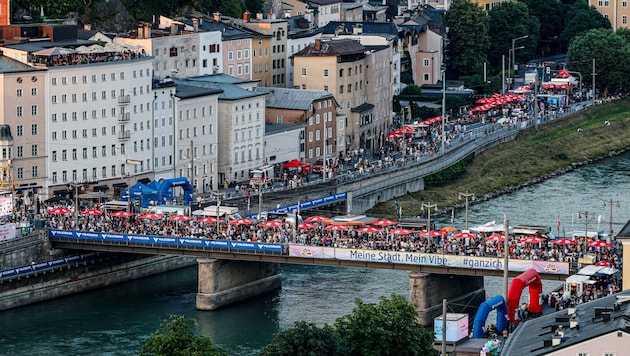 Heiß, heißer, Salzburger Stadtfest! Viele Besucher warteten auf den Abend.