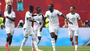 Der Senegal dreht in Überzahl gegen den Irak mächtig auf und macht in der Tabelle der ...