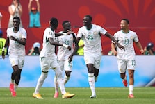 Der Senegal dreht in Überzahl gegen den Irak mächtig auf und macht in der Tabelle der ...