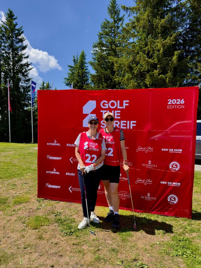 Marina Stütz (re.) nahm mit ihrer Mama bei „Golf the Streif“ teil und schlug dabei ein Hole in ...