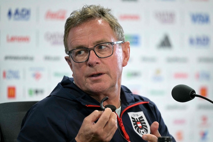 Ralf Rangnick hat einen Verdacht.
