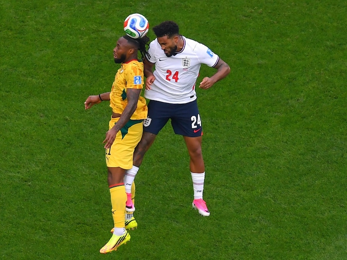 Englands Reece James (re.)