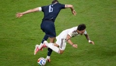 Yeremy Pino (re.) verletzte sich beim 1:0-Sieg gegen Uruguay.