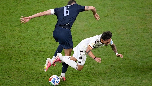Yeremy Pino (re.) verletzte sich beim 1:0-Sieg gegen Uruguay.