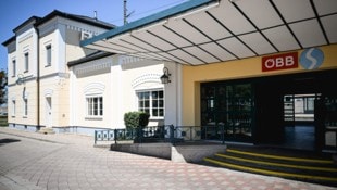 Zumindest beim Eingang gibt es Rampen, damit Bahnsteig 1 barrierefrei erreichbar ist.
